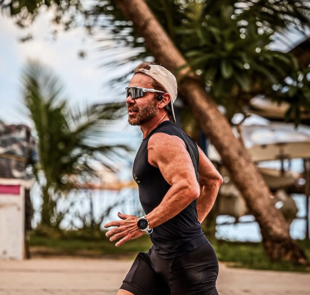 O que comer antes e depois da corrida? Nutrólogo explica como alimentação e hidratação melhoram o desempenho