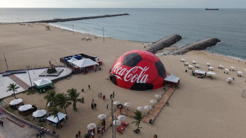 Cola-Cola Fanzone: Em clima de futebol, Coca-Cola traz espaço imersivo gratuito para a Praia de Iracema