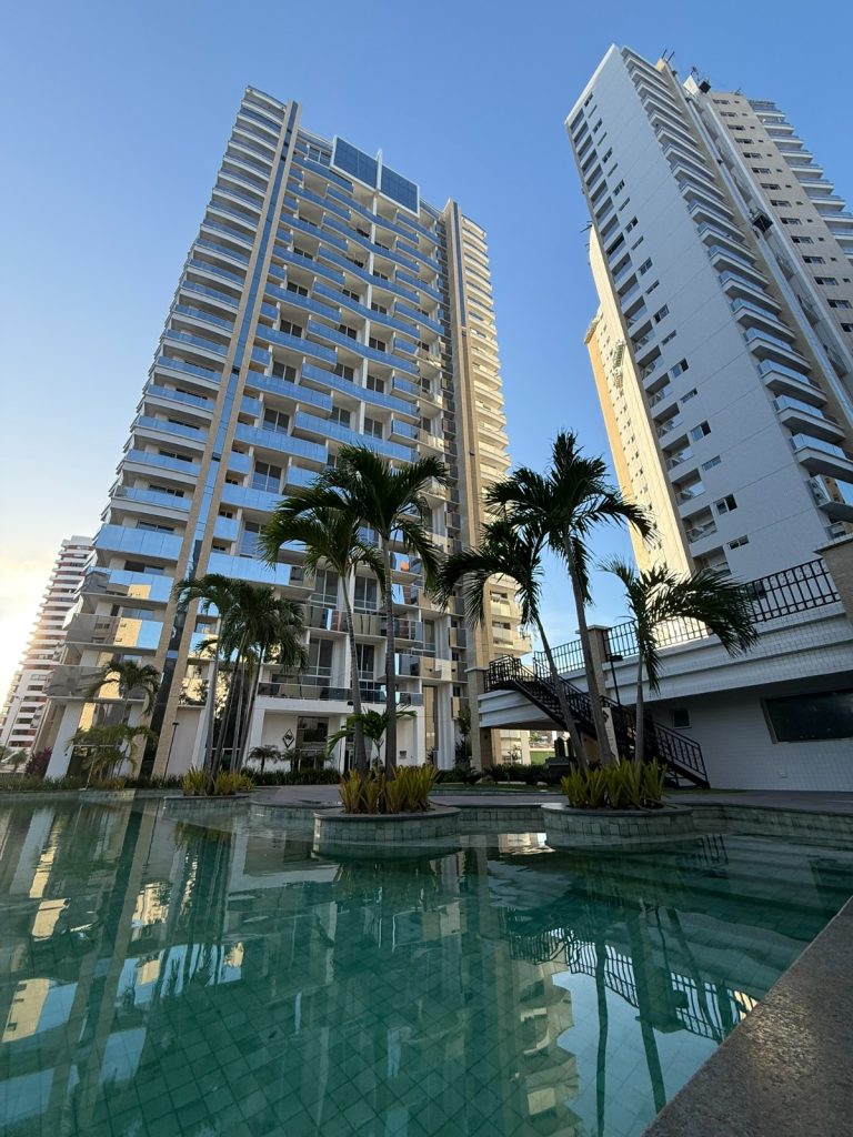 Arquitetura contemporânea, biofilia e espaços amplos fazem do New York Residence referência para famílias no alto padrão