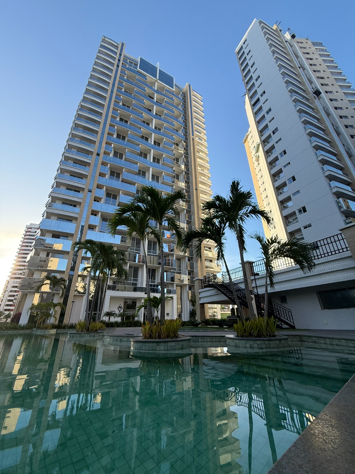 Arquitetura contemporânea, biofilia e espaços amplos fazem do New York Residence referência para famílias no alto padrão