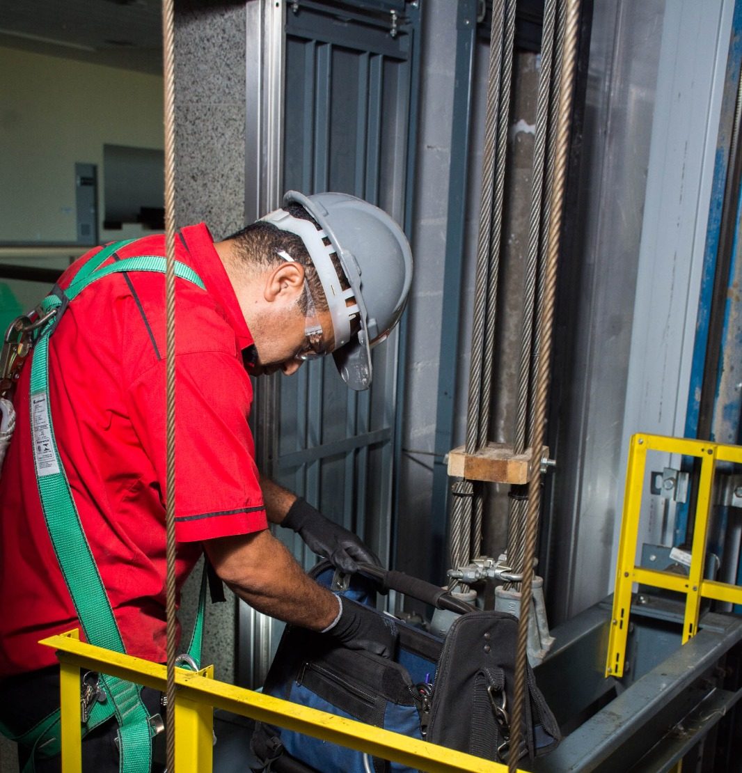 Ruídos, vibrações e portas travando: especialistas da Ícone Elevadores apontam sinais de que um elevador precisa de manutenção urgente