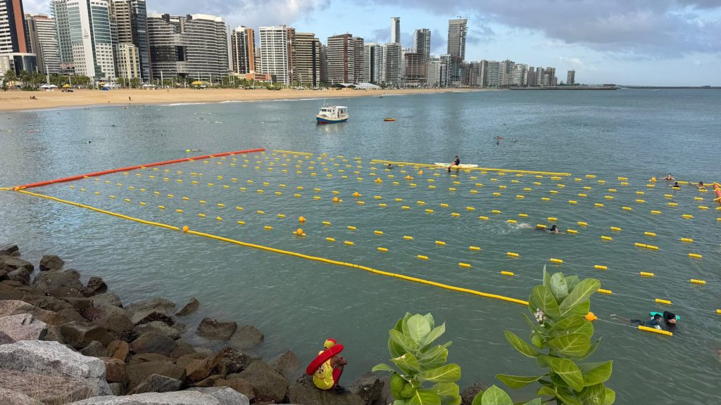 Projeto Bora pro Mar cria circuito de boias para natação em águas abertas na Praia de Iracema