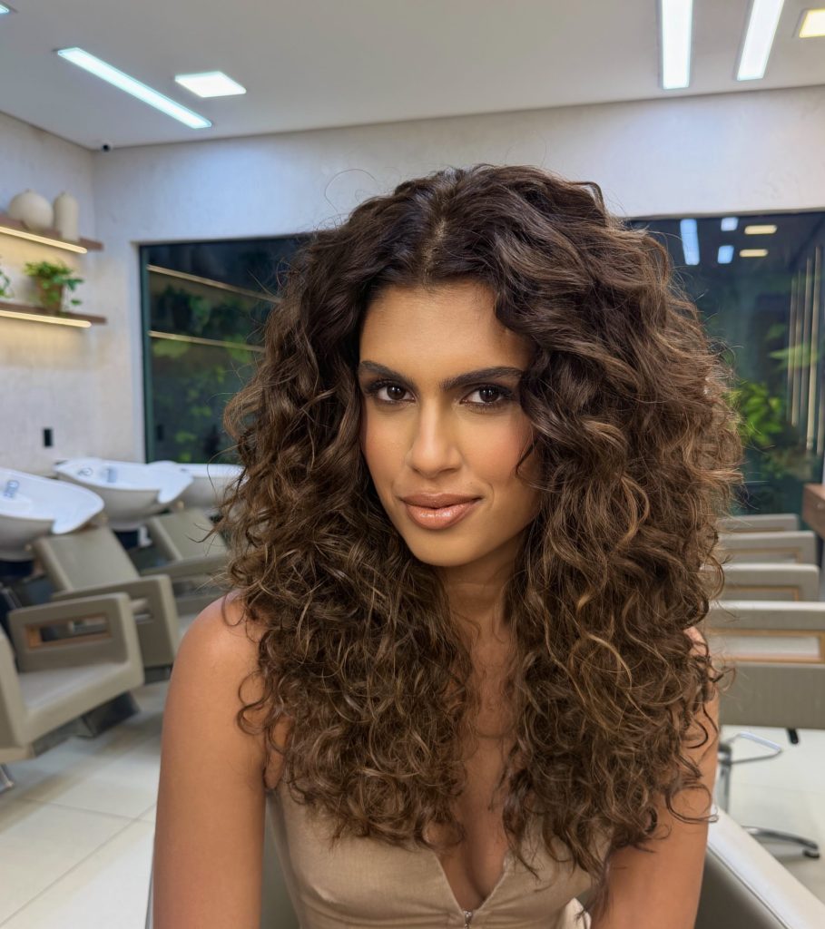 Zendaya reforça tendência de cabelos volumosos; especialista explica como aderir