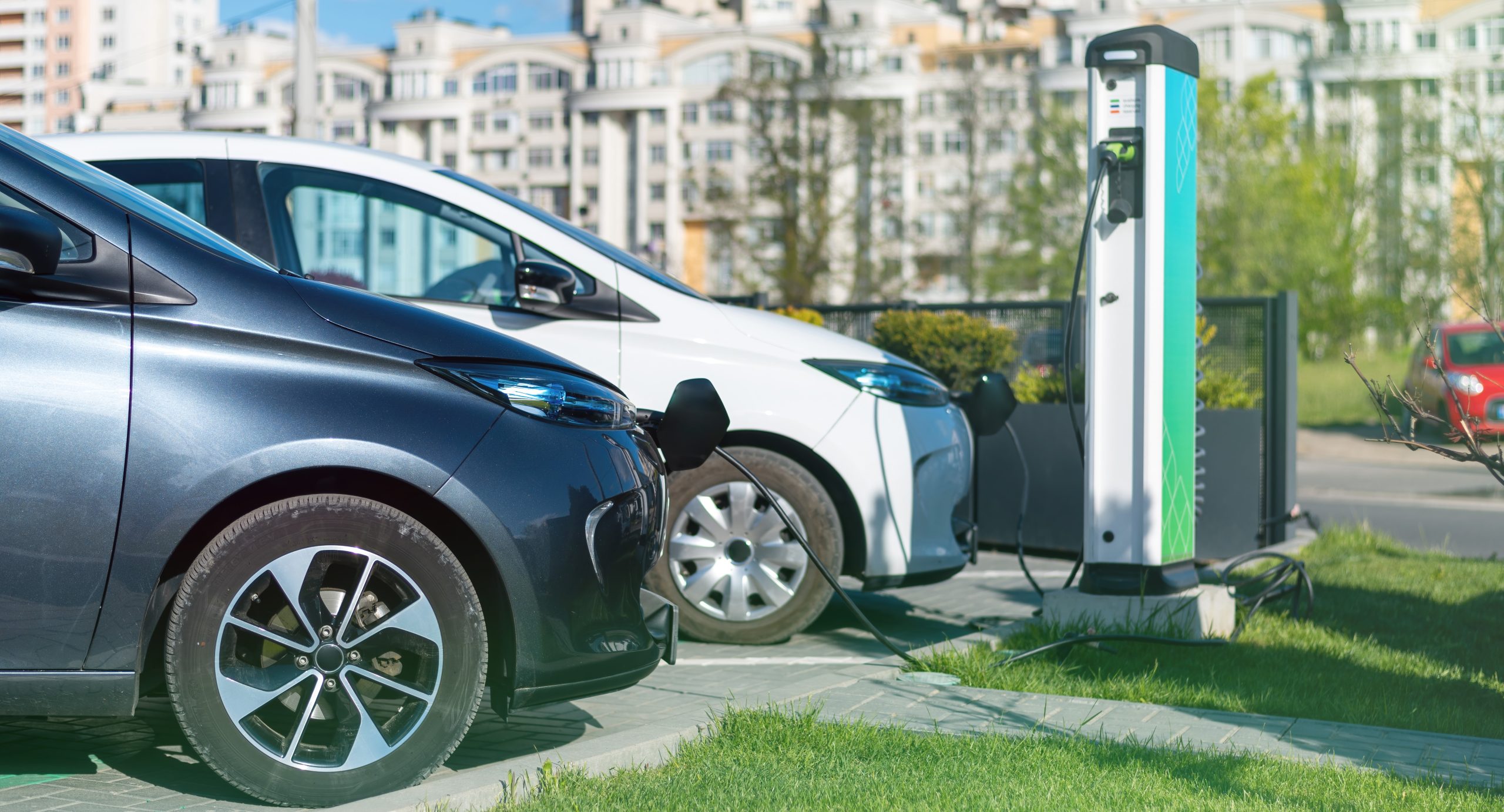 Alta nas vendas de veículos elétricos amplia demanda e alerta para estrutura de recarga no Ceará