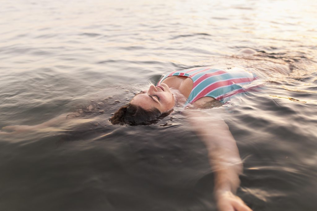 Desconectar para conectar: começar o dia com um banho de mar pode contribuir para o bem-estar