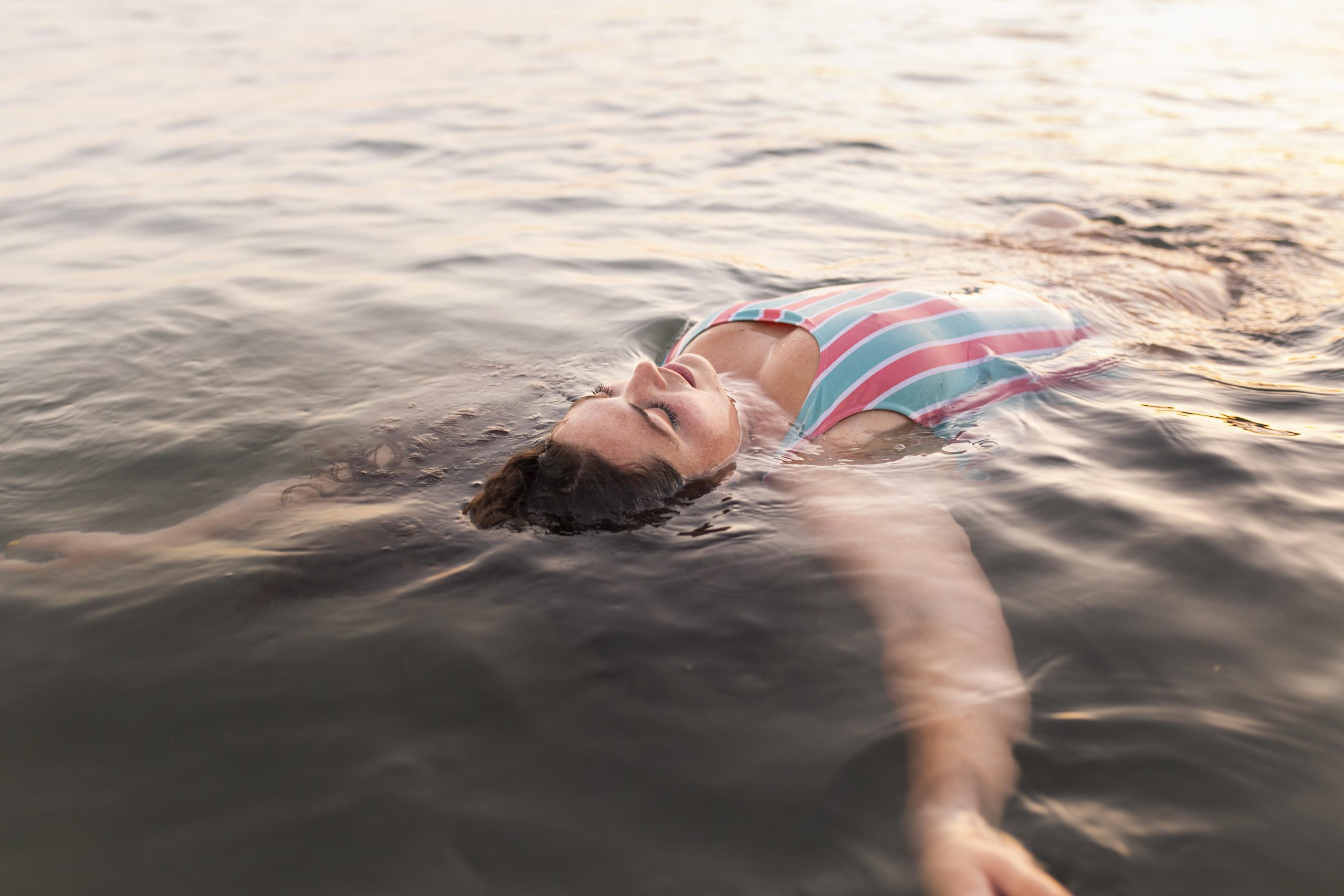 Desconectar para conectar: começar o dia com um banho de mar pode contribuir para o bem-estar