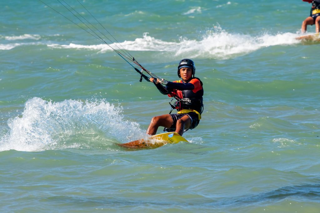 Kitesurf vira disciplina escolar pela primeira vez no Brasil em escola do Cumbuco
