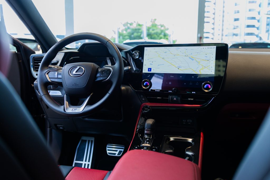 Telas e tecnologia embarcada ganham espaço e mudam a percepção de valor dos carros