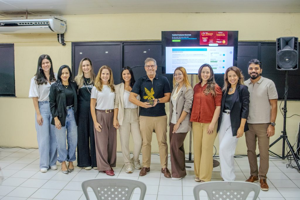 CDL Jovem Fortaleza visita Centro de Distribuição São Luiz e entrega primeiro Troféu Águia a Severino Neto