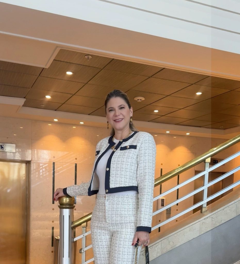 Karla Bessa participa de congresso internacional de medicina estética no Chile