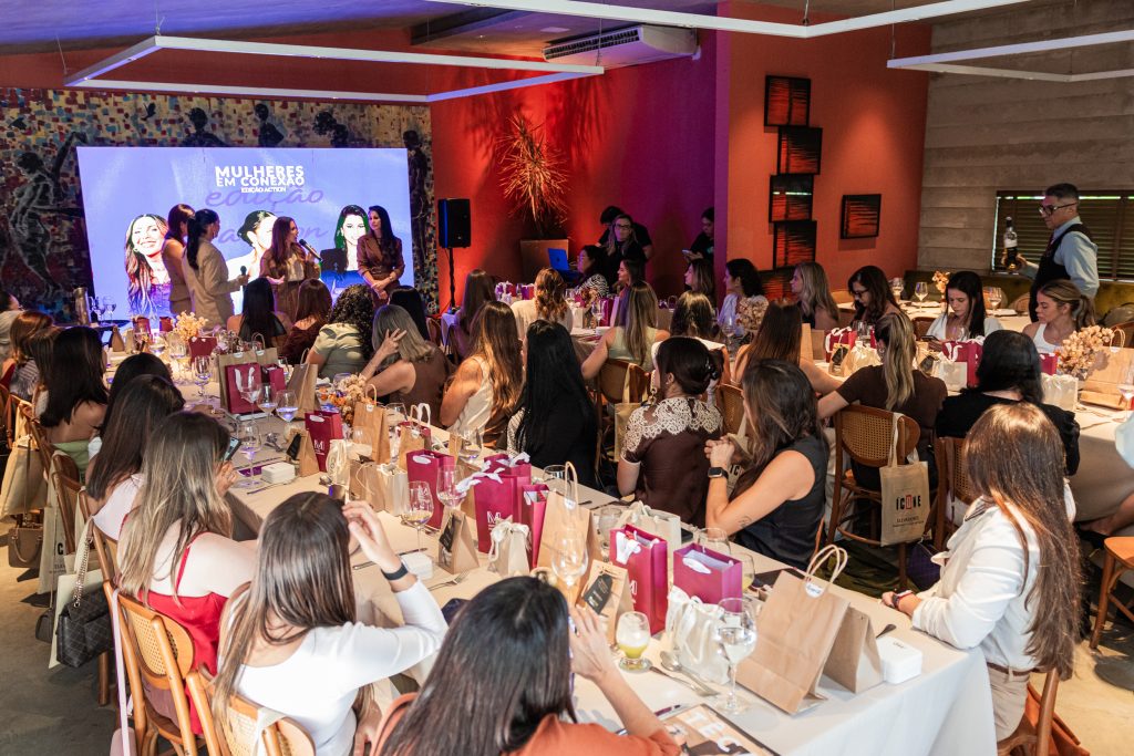 É HOJE! Mulheres em Conexão Future debate relevância das marcas e inteligência artificial em Fortaleza O Conexão 085 realiza, nesta terça-feira (20), mais uma edição do Mulheres em Conexão, desta vez com foco no futuro dos negócios, da comunicação e do comportamento de consumo. Com o tema “O Valor da Relevância na Era Digital”, a edição Future acontece às 19h, no Vignoli, em Fortaleza, reunindo convidadas para uma noite de conteúdo e conexões. O encontro propõe uma discussão sobre como as empresas podem manter sua relevância diante das mudanças no comportamento dos consumidores e do avanço da inteligência artificial. Entre os assuntos previstos estão tendências de consumo, storytelling, mídias imersivas, experiências presenciais e a integração entre tecnologia e liderança humana. A programação contará com a participação de Ana Hilda Randal, executiva responsável pelas áreas de Marketing, E-commerce, CRM e Customer Experience da Zenir. Com mais de 20 anos de experiência, ela tem trajetória em empresas como 99 e Diageo, com atuação em branding, crescimento, análise de dados, varejo e transformação digital. Também participa Victória Matos, diretora de Operação e Pessoas do Instituto Atlântico. Com mais de 23 anos de experiência no setor de tecnologia, a executiva atua em áreas como operações de pesquisa e desenvolvimento, inovação, serviços educacionais e gestão de pessoas. Sua experiência inclui os desafios da inteligência artificial aplicada aos negócios e à gestão. A edição Future busca ampliar o debate sobre os caminhos para acompanhar as transformações do mercado e desenvolver estratégias alinhadas às novas demandas de consumo. A proposta é promover a troca de experiências entre executivas e empreendedoras sobre o uso da tecnologia, a construção de marcas relevantes e o papel das pessoas na condução dos negócios. SERVIÇO Mulheres em Conexão – Edição Future Data: terça-feira, 20 de outubro Horário: 19h Local: Vignoli, em Fortaleza Tema: “O Valor da Relevância na Era Digital” Evento exclusivo para convidadas.