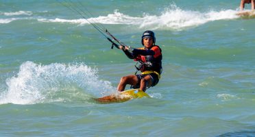 Kitesurf vira disciplina escolar pela primeira vez no Brasil em escola do Cumbuco
