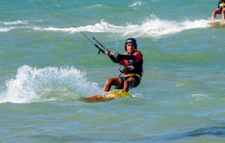 Kitesurf vira disciplina escolar pela primeira vez no Brasil em escola do Cumbuco