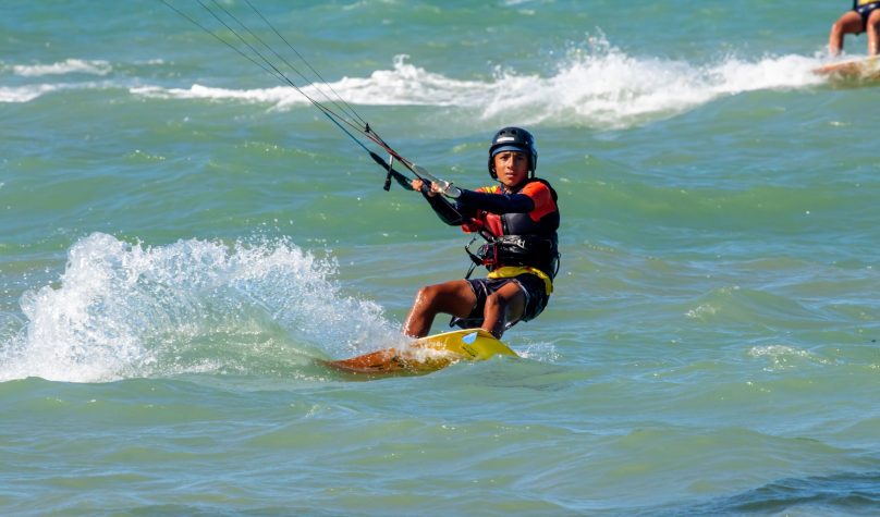 Kitesurf vira disciplina escolar pela primeira vez no Brasil em escola do Cumbuco