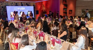 É HOJE! Mulheres em Conexão Future debate relevância das marcas e inteligência artificial em Fortaleza O Conexão 085 realiza, nesta terça-feira (20), mais uma edição do Mulheres em Conexão, desta vez com foco no futuro dos negócios, da comunicação e do comportamento de consumo. Com o tema “O Valor da Relevância na Era Digital”, a edição Future acontece às 19h, no Vignoli, em Fortaleza, reunindo convidadas para uma noite de conteúdo e conexões. O encontro propõe uma discussão sobre como as empresas podem manter sua relevância diante das mudanças no comportamento dos consumidores e do avanço da inteligência artificial. Entre os assuntos previstos estão tendências de consumo, storytelling, mídias imersivas, experiências presenciais e a integração entre tecnologia e liderança humana. A programação contará com a participação de Ana Hilda Randal, executiva responsável pelas áreas de Marketing, E-commerce, CRM e Customer Experience da Zenir. Com mais de 20 anos de experiência, ela tem trajetória em empresas como 99 e Diageo, com atuação em branding, crescimento, análise de dados, varejo e transformação digital. Também participa Victória Matos, diretora de Operação e Pessoas do Instituto Atlântico. Com mais de 23 anos de experiência no setor de tecnologia, a executiva atua em áreas como operações de pesquisa e desenvolvimento, inovação, serviços educacionais e gestão de pessoas. Sua experiência inclui os desafios da inteligência artificial aplicada aos negócios e à gestão. A edição Future busca ampliar o debate sobre os caminhos para acompanhar as transformações do mercado e desenvolver estratégias alinhadas às novas demandas de consumo. A proposta é promover a troca de experiências entre executivas e empreendedoras sobre o uso da tecnologia, a construção de marcas relevantes e o papel das pessoas na condução dos negócios. SERVIÇO Mulheres em Conexão – Edição Future Data: terça-feira, 20 de outubro Horário: 19h Local: Vignoli, em Fortaleza Tema: “O Valor da Relevância na Era Digital” Evento exclusivo para convidadas.
