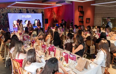 É HOJE! Mulheres em Conexão Future debate relevância das marcas e inteligência artificial em Fortaleza O Conexão 085 realiza, nesta terça-feira (20), mais uma edição do Mulheres em Conexão, desta vez com foco no futuro dos negócios, da comunicação e do comportamento de consumo. Com o tema “O Valor da Relevância na Era Digital”, a edição Future acontece às 19h, no Vignoli, em Fortaleza, reunindo convidadas para uma noite de conteúdo e conexões. O encontro propõe uma discussão sobre como as empresas podem manter sua relevância diante das mudanças no comportamento dos consumidores e do avanço da inteligência artificial. Entre os assuntos previstos estão tendências de consumo, storytelling, mídias imersivas, experiências presenciais e a integração entre tecnologia e liderança humana. A programação contará com a participação de Ana Hilda Randal, executiva responsável pelas áreas de Marketing, E-commerce, CRM e Customer Experience da Zenir. Com mais de 20 anos de experiência, ela tem trajetória em empresas como 99 e Diageo, com atuação em branding, crescimento, análise de dados, varejo e transformação digital. Também participa Victória Matos, diretora de Operação e Pessoas do Instituto Atlântico. Com mais de 23 anos de experiência no setor de tecnologia, a executiva atua em áreas como operações de pesquisa e desenvolvimento, inovação, serviços educacionais e gestão de pessoas. Sua experiência inclui os desafios da inteligência artificial aplicada aos negócios e à gestão. A edição Future busca ampliar o debate sobre os caminhos para acompanhar as transformações do mercado e desenvolver estratégias alinhadas às novas demandas de consumo. A proposta é promover a troca de experiências entre executivas e empreendedoras sobre o uso da tecnologia, a construção de marcas relevantes e o papel das pessoas na condução dos negócios. SERVIÇO Mulheres em Conexão – Edição Future Data: terça-feira, 20 de outubro Horário: 19h Local: Vignoli, em Fortaleza Tema: “O Valor da Relevância na Era Digital” Evento exclusivo para convidadas.