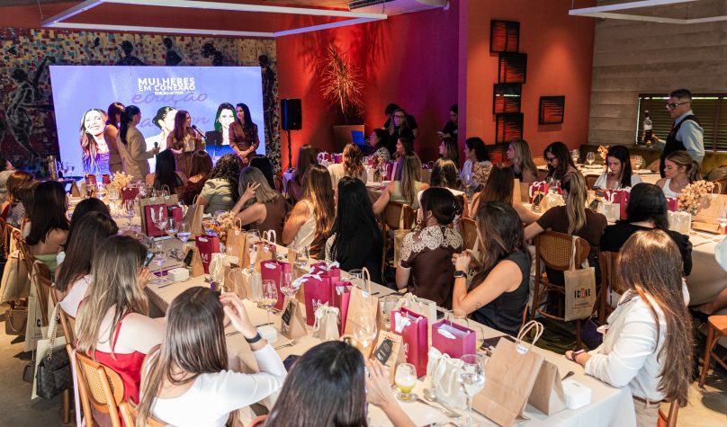É HOJE! Mulheres em Conexão Future debate relevância das marcas e inteligência artificial em Fortaleza O Conexão 085 realiza, nesta terça-feira (20), mais uma edição do Mulheres em Conexão, desta vez com foco no futuro dos negócios, da comunicação e do comportamento de consumo. Com o tema “O Valor da Relevância na Era Digital”, a edição Future acontece às 19h, no Vignoli, em Fortaleza, reunindo convidadas para uma noite de conteúdo e conexões. O encontro propõe uma discussão sobre como as empresas podem manter sua relevância diante das mudanças no comportamento dos consumidores e do avanço da inteligência artificial. Entre os assuntos previstos estão tendências de consumo, storytelling, mídias imersivas, experiências presenciais e a integração entre tecnologia e liderança humana. A programação contará com a participação de Ana Hilda Randal, executiva responsável pelas áreas de Marketing, E-commerce, CRM e Customer Experience da Zenir. Com mais de 20 anos de experiência, ela tem trajetória em empresas como 99 e Diageo, com atuação em branding, crescimento, análise de dados, varejo e transformação digital. Também participa Victória Matos, diretora de Operação e Pessoas do Instituto Atlântico. Com mais de 23 anos de experiência no setor de tecnologia, a executiva atua em áreas como operações de pesquisa e desenvolvimento, inovação, serviços educacionais e gestão de pessoas. Sua experiência inclui os desafios da inteligência artificial aplicada aos negócios e à gestão. A edição Future busca ampliar o debate sobre os caminhos para acompanhar as transformações do mercado e desenvolver estratégias alinhadas às novas demandas de consumo. A proposta é promover a troca de experiências entre executivas e empreendedoras sobre o uso da tecnologia, a construção de marcas relevantes e o papel das pessoas na condução dos negócios. SERVIÇO Mulheres em Conexão – Edição Future Data: terça-feira, 20 de outubro Horário: 19h Local: Vignoli, em Fortaleza Tema: “O Valor da Relevância na Era Digital” Evento exclusivo para convidadas.