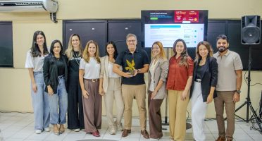 CDL Jovem Fortaleza visita Centro de Distribuição São Luiz e entrega primeiro Troféu Águia a Severino Neto