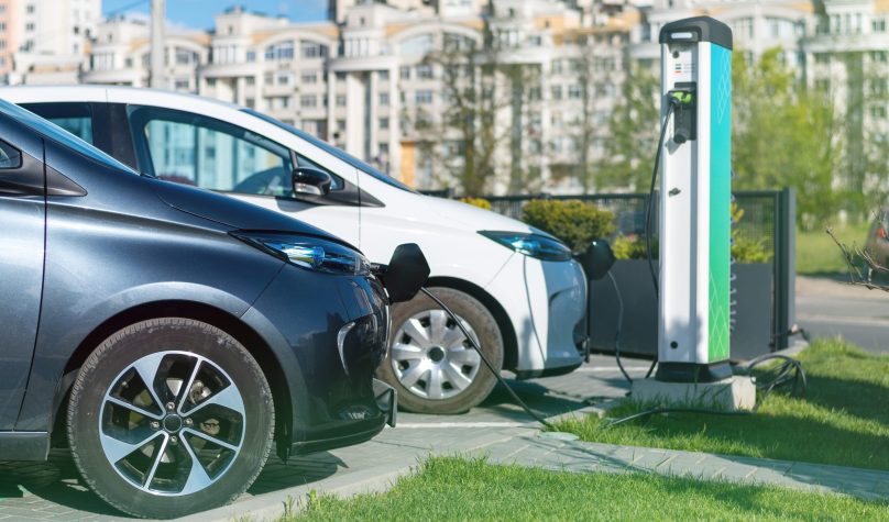 Alta nas vendas de veículos elétricos amplia demanda e alerta para estrutura de recarga no Ceará