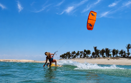 Rota das Falésias apresenta guia de kitesurf para promover o Ceará como destino internacional do esporte