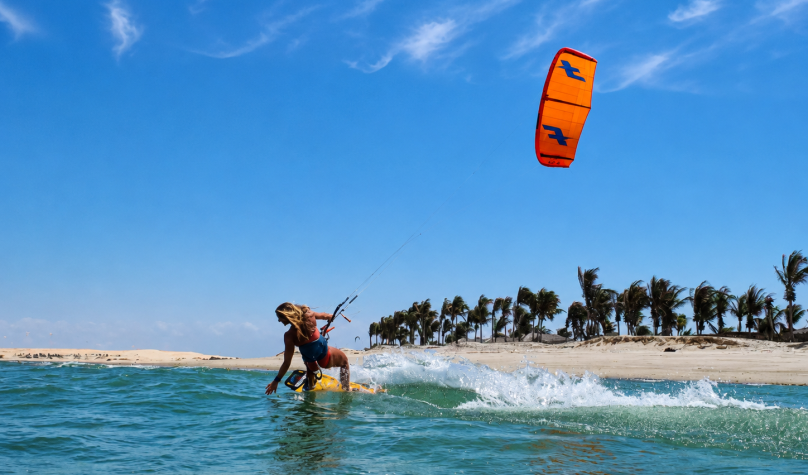 Rota das Falésias apresenta guia de kitesurf para promover o Ceará como destino internacional do esporte