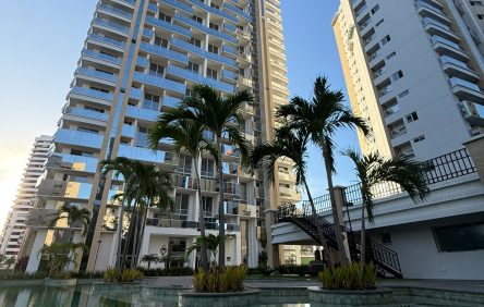 Arquitetura contemporânea, biofilia e espaços amplos fazem do New York Residence referência para famílias no alto padrão