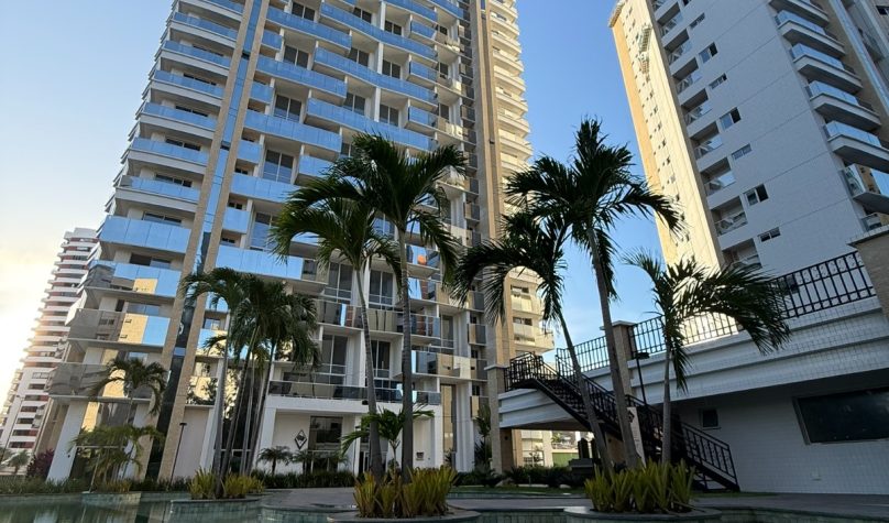 Arquitetura contemporânea, biofilia e espaços amplos fazem do New York Residence referência para famílias no alto padrão