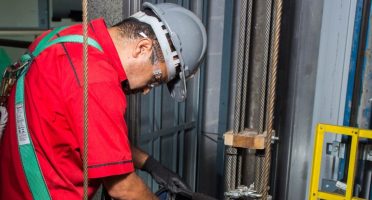 Ruídos, vibrações e portas travando: especialistas da Ícone Elevadores apontam sinais de que um elevador precisa de manutenção urgente