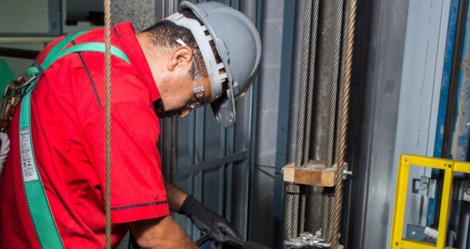 Ruídos, vibrações e portas travando: especialistas da Ícone Elevadores apontam sinais de que um elevador precisa de manutenção urgente