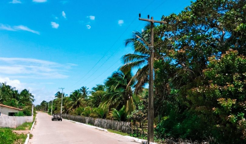 Ceará avança com investimento de R$ 11 milhões para modernizar rede elétrica e fortalecer turismo no Litoral Norte