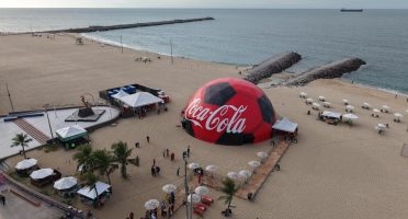 Cola-Cola Fanzone: Em clima de futebol, Coca-Cola traz espaço imersivo gratuito para a Praia de Iracema