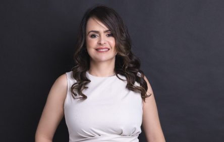 Nem toda queda de cabelo é calvície, dermatologista Fernanda Cassain explica os sinais de alerta