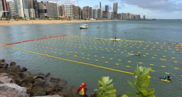 Projeto Bora pro Mar cria circuito de boias para natação em águas abertas na Praia de Iracema
