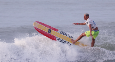 Antônio Vitor, de Jericoacoara, foi o grande campeão da categoria profissional. (Fotos: Lima Jr./Pena)