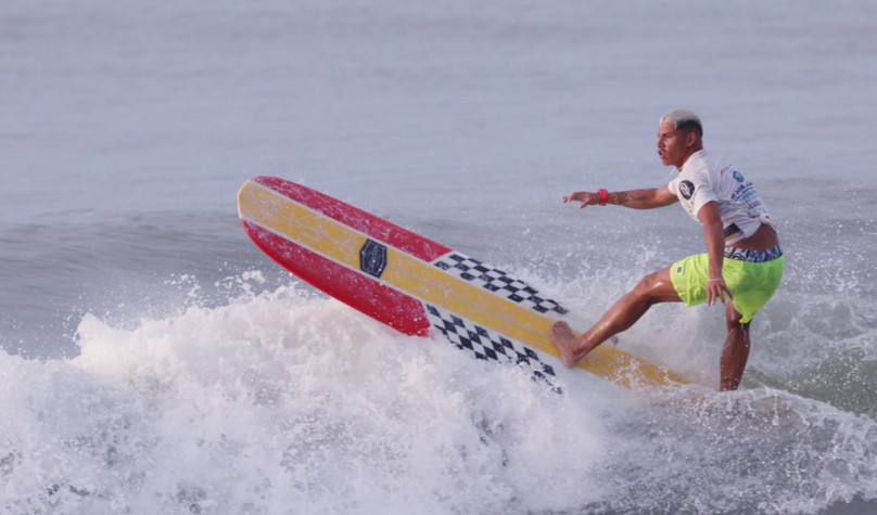 Antônio Vitor, de Jericoacoara, foi o grande campeão da categoria profissional. (Fotos: Lima Jr./Pena)