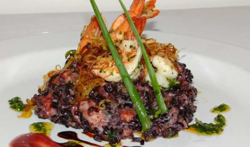 Entre os mais cotados do mundo, o camarão marinho é produzido em cativeiro nas fazendas da região da Costa Negra, no litoral Oeste do Ceará. Foto: Sebrae.