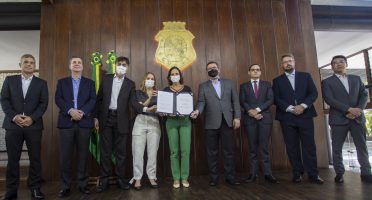 O ato finalizou o processo de aquisição de ações que eram da Gaspetro na Cegás. Foto: Tiago Stille/Gov do Ceará.