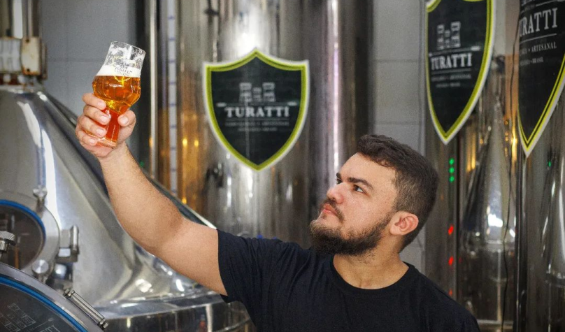 O evento será conduzido pelo sommelier de cervejas Felipe Costa. Foto: Reprodução/Instagram @felipecostasommelier.