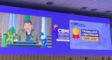 Presidente da Sociedade Cearense de Terapia Intensiva, Ricardo Sidou, recebeu o prêmio representando a equipe. Foto: Arquivo Pessoal.