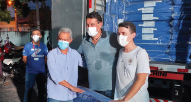 A primeira entrega de colchões foi feita em Iguatu, cidade onde o Sr. Zenir fundou a primeria loja da varejista. Foto: Divulgação.