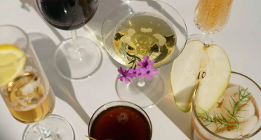 Algas, bolos confeitados com flores e drinques criativos são algumas apostas gastronômicas para 2023. Foto: Pexels.