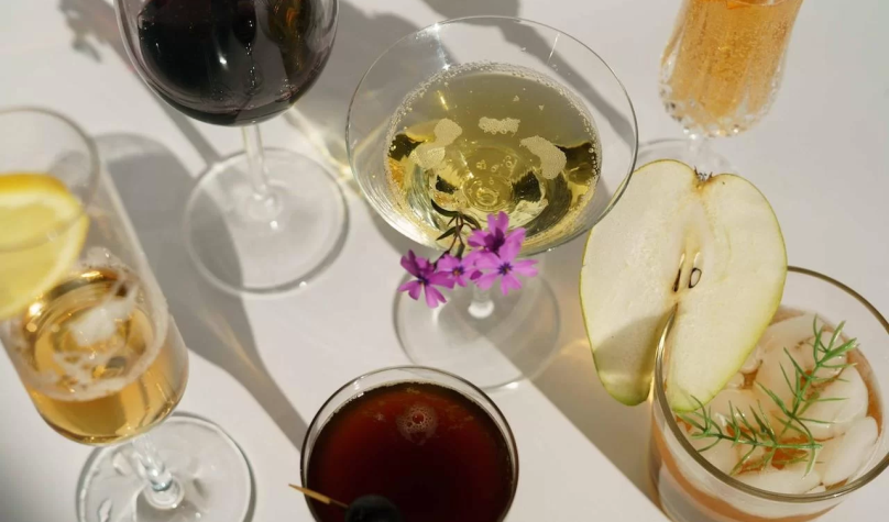 Algas, bolos confeitados com flores e drinques criativos são algumas apostas gastronômicas para 2023. Foto: Pexels.