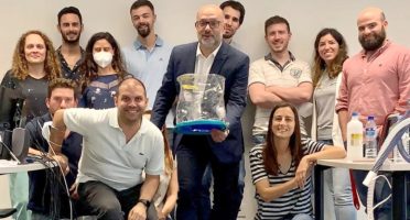 Professor e médico pneumointensivista, Marcelo Alcantara apresenta capacete Elmo para turma de alunos da Universidade do Porto. Foto: Divulgação.