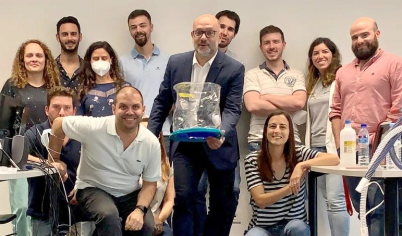 Professor e médico pneumointensivista, Marcelo Alcantara apresenta capacete Elmo para turma de alunos da Universidade do Porto. Foto: Divulgação.