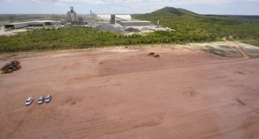 Unidade será construída no Complexo do Pecém, e a operação deve começar no primeiro semestre de 2023. Fotos: Carlos Gibaja e Tiago Stille/Gov do Ceará.