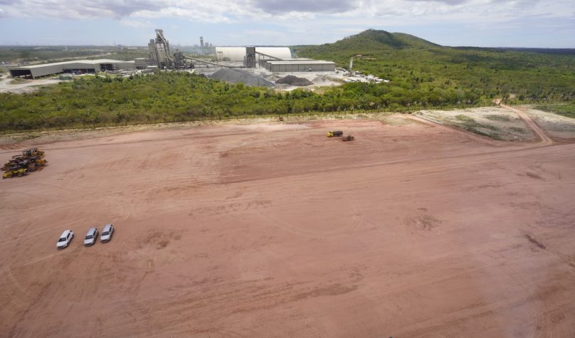 Unidade será construída no Complexo do Pecém, e a operação deve começar no primeiro semestre de 2023. Fotos: Carlos Gibaja e Tiago Stille/Gov do Ceará.