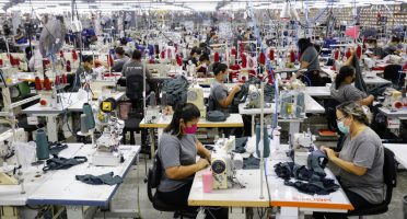 A fábrica, que já gera 830 empregos diretos, projeta salto para 1.660 funcionários. (Foto: Tatiana Fortes/Gov do Ceará)