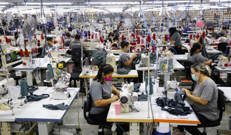 A fábrica, que já gera 830 empregos diretos, projeta salto para 1.660 funcionários. (Foto: Tatiana Fortes/Gov do Ceará)