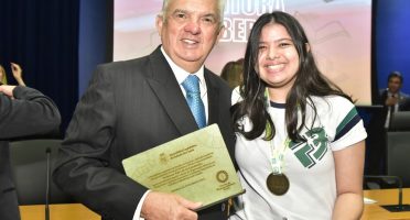 Prof. Tales M. de Sá Cavalcante com aluna Farias Brito. Fotos: Divulgação.