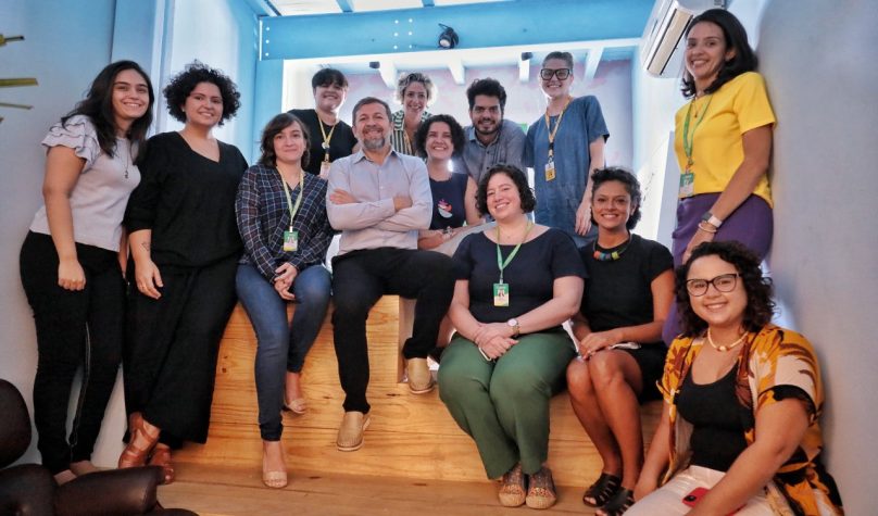 Equipes da Vice-Prefeitura de Fortaleza e do Íris Labgov, do Governo do Estado, no lançamento do Edital Painéis Artísticos nas Escolas (Foto: Beatriz Bley)